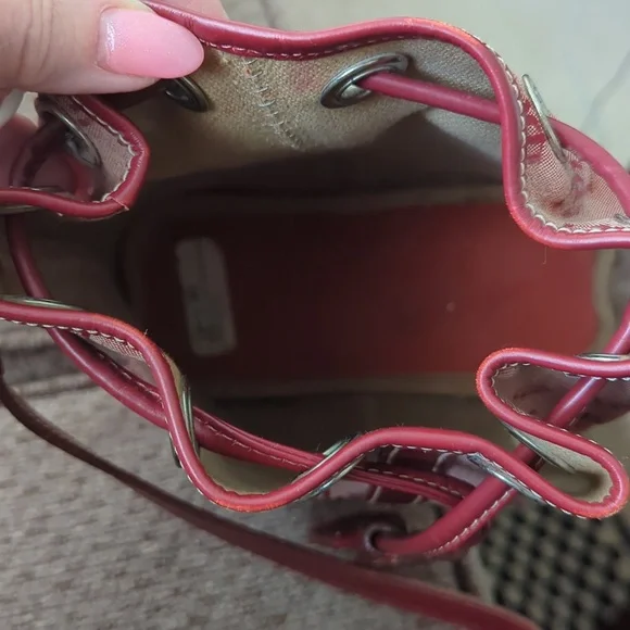 VINTAGE DOONEY & BOURKE RED SIGNATURE MINI DRAWSTRING BUCKET HANDBAG - Picture 8 of 15